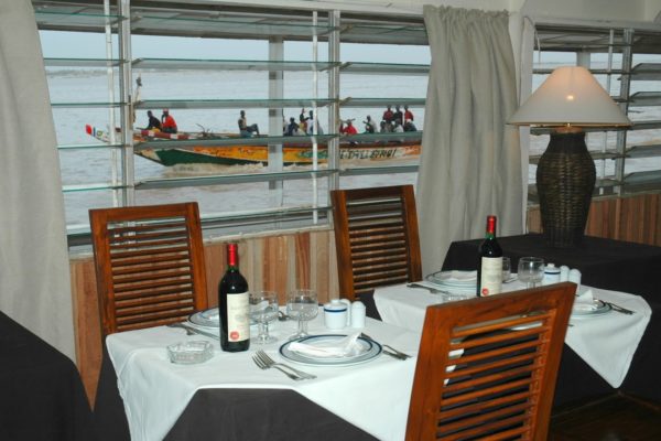 yon-evasion-voyage-anglet-senegal-BeM-bateau-bar-restaurant (5)