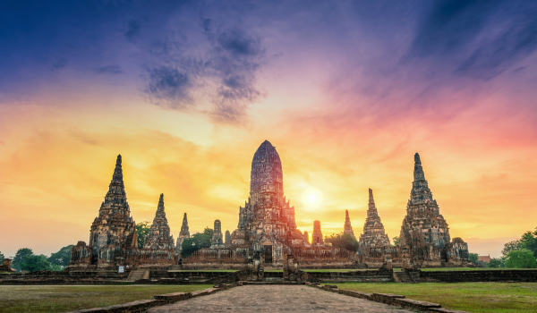 Temple de Wat Chaiwatthanaram à Ayutthaya, Thaïlande, au crépuscule, avec un ciel coloré en arrière-plan.