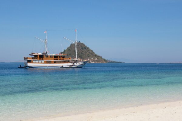 Vue de la plage sur le bateau de la croisière KOMODO