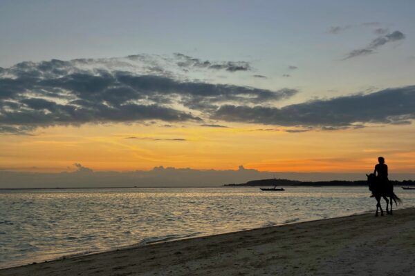 Coucher de soleil sur la plage de GILI